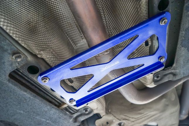 VOLVO V40 '13 -19 MIDDEN onder beugel - 1PCS / SET