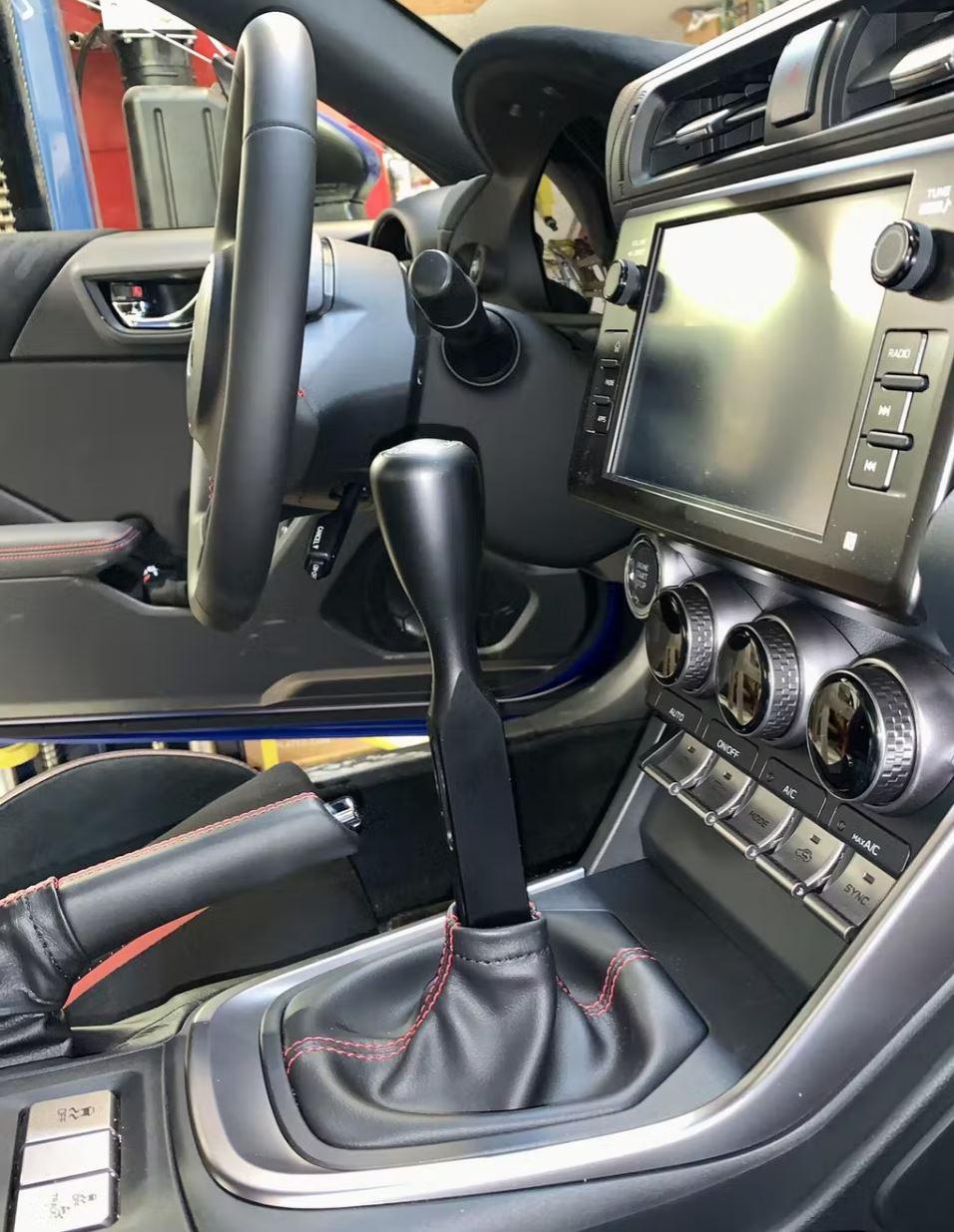 Short shifter GT86/GR86/FR-S/BRZ V3 - Black with gold button