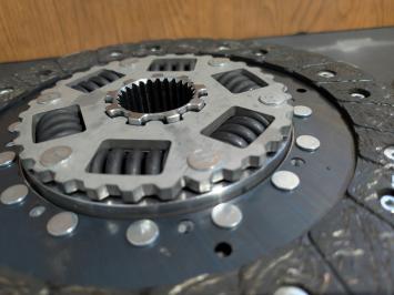 Double-plate cushioned organic clutch for original flywheel N54, N55, N62 B58